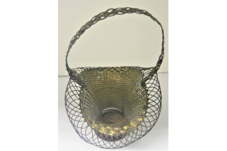 Cesto em fio de prata para flores com asa articulada.